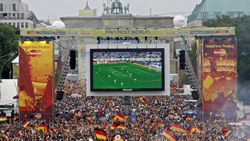 Soll auch dieses Jahr möglich werden: Tausende Zuschauer verfolgen auf der Fanmeile am Brandenburger Tor in Berlin ein WM-Fußballspiel von Deutschland.