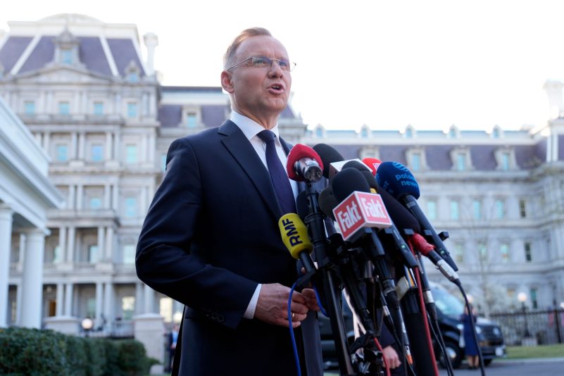 Polens Präsident Andrzej Duda hat bei einem Treffen mit US-Präsident Joe Biden darauf gepocht, dass die Nato ihre Mitglieder künftig zu höheren Verteidigungsausgaben verpflichtet. Außerdem forderte er die USA auf, der Ukraine weitere Unterstützung zukommen zu lassen.