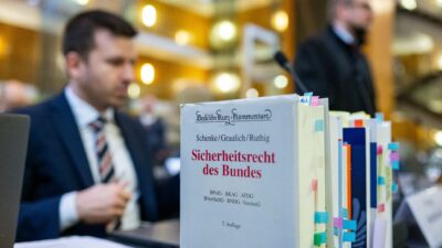 Blick auf den Tisch der Anwälte der AfD  im nordrhein-westfälischen Oberverwaltungsgericht Münster.