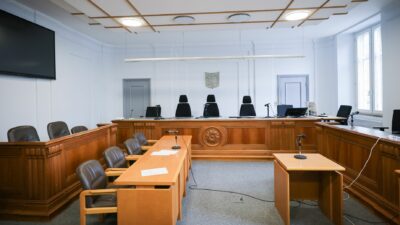 Blick in einen leeren Sitzungssaal im Landgericht Kiel: Hier wurde über ein Ehepaar geurteilt.