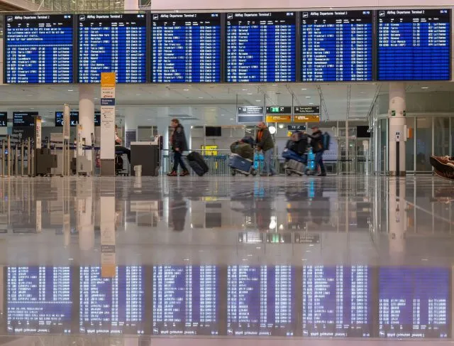 Reisende am Münchener Flughafen: Aufgrund eines Streiks der Flugbegleiterinnen und Flugbegleiter von Lufthansa und Lufthansa Cityline werden dort heute 400 Flüge mit 50.000 Fluggästen nicht abheben können.