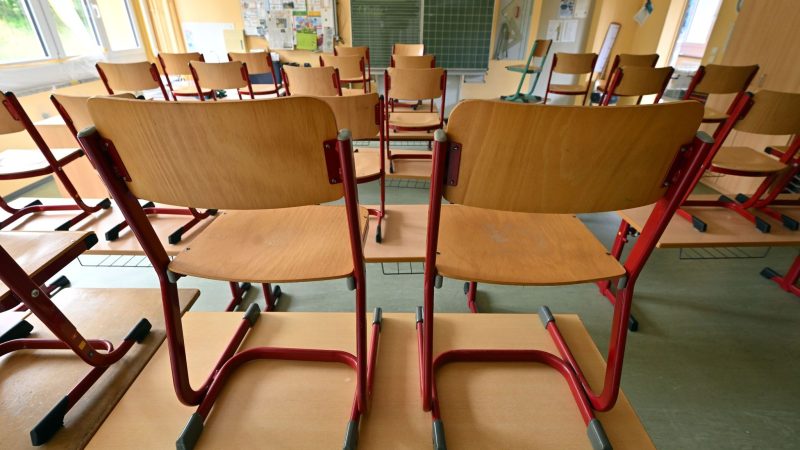 Ein Lehrer soll im vergangenen Herbst an einer Schule in Cottbus Schüler mit Migrationshintergrund verprügelt haben.