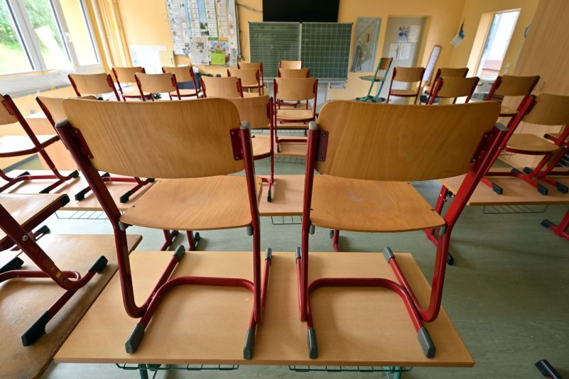 Ein Lehrer soll im vergangenen Herbst an einer Schule in Cottbus Schüler mit Migrationshintergrund verprügelt haben.