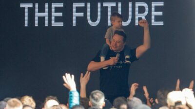 Tesla-Chef Elon Musk (und mutmaßlich sein Sohn) sind zu einem Besuch in die Gigafactoty in Grünheide bei Berlin gekommen. Dort spricht der 52-Jährige zu den Mitarbeitern und will sich ein Bild von der Lage nach dem Stromausfall infolge eines Brandanschlags machen.
