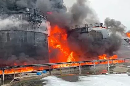 Mehr als 500 Feuerwehrleute kämpfen gegen Großbrand in Öllager im russischen Rostow