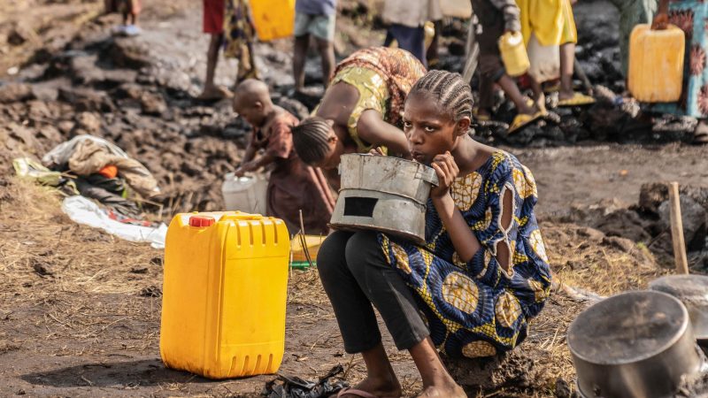 Der anhaltende Konflikt zwischen Regierungstruppen und der Miliz M23 im Kongo zwingt viele Menschen dazu, zu fliehen und sich in Lagern wie diesem am Rande der Provinzhauptstadt Goma zu versammeln.