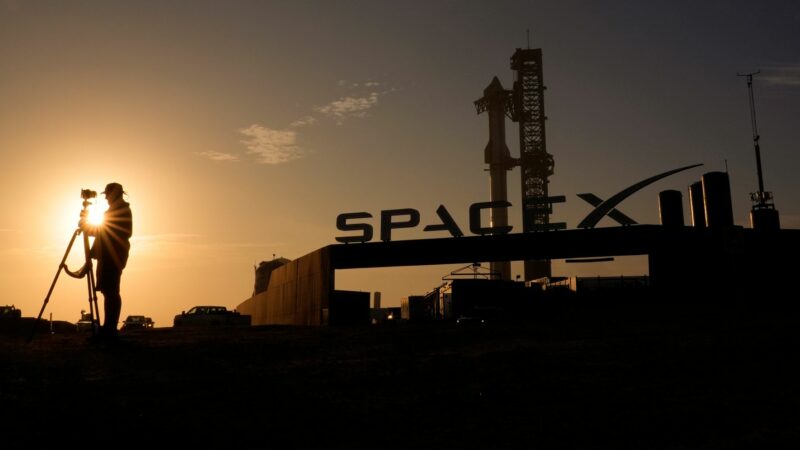 Die SpaceX-Megarakete «Starship» wird in Boca Chica für einen Testflug von der Starbase vorbereitet.