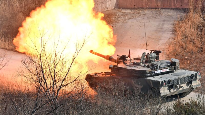 Während in der Ukraine tatsächlich ein Krieg geführt wird, handelt es sich in diesem Fall lediglich um eine Übung: Ein südkoreanischer K1A2-Panzer feuert während der jährlichen gemeinsamen Militärübung zwischen Südkorea und den Vereinigten Staaten.