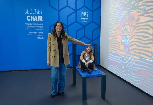 Zum fünften Geburtstag zeigen Leiterin Johanna Meyns (r), und Geschäftsführerin Nikolina Lackovic was das Museum der Illusionen in Hamburg so besonders macht.