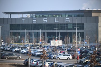 Tesla evakuiert Mitarbeiter nach Brand von Batteriezellen