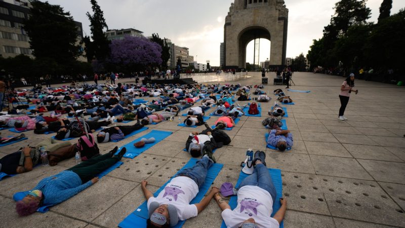 Menschen liegen anlässlich des Weltschlaftags am Fuße des ikonischen Monuments der Revolution in Mexiko-Stadt, um ein Nickerchen zu halten.