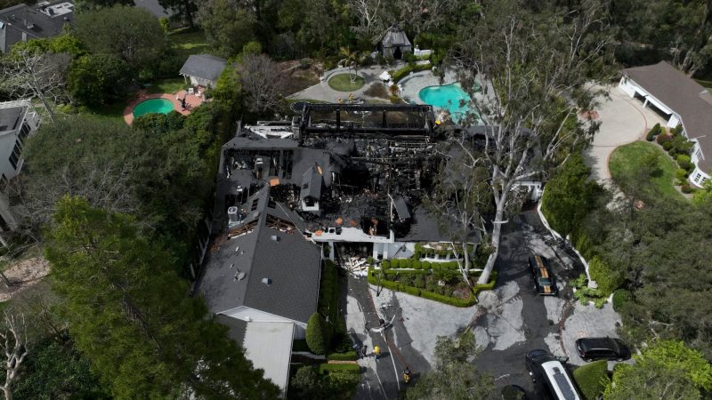 Eine Luftaufnahme zeigt die durch den Brand schwer beschädigte Villa von Cara Delevingne in Los Angeles.