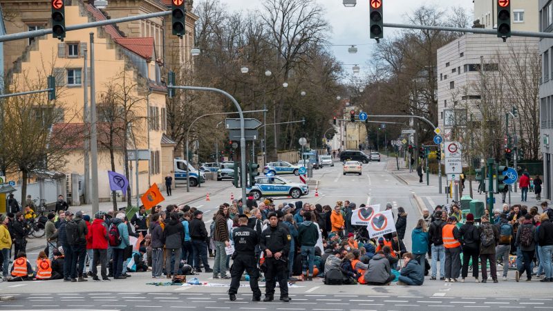 In mehreren Städten: Klimaaktivisten protestieren mit Blockaden ohne Kleber