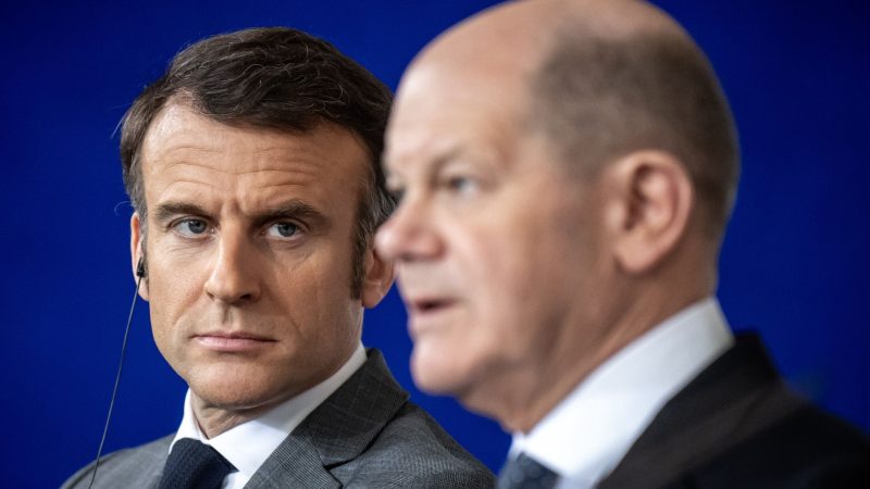 Frankreichs Präsident Emmanuel Macron (l) und Bundeskanzler Olaf Scholz (r) haben teils unterschiedliche Ansichten, wenn es um den Ukraine-Kurs geht.