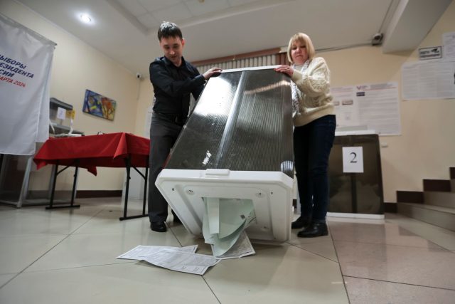 In Wladiwostok werden die Stimmzettel ausgezählt.