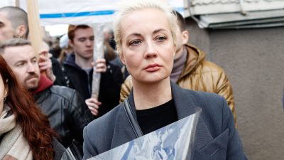 Julia Nawalnaja, die Witwe von Alexej Nawalny, steht in einer Warteschlange vor der russischen Botschaft, um ihre Stimme bei der Präsidentschaftswahl abzugeben.