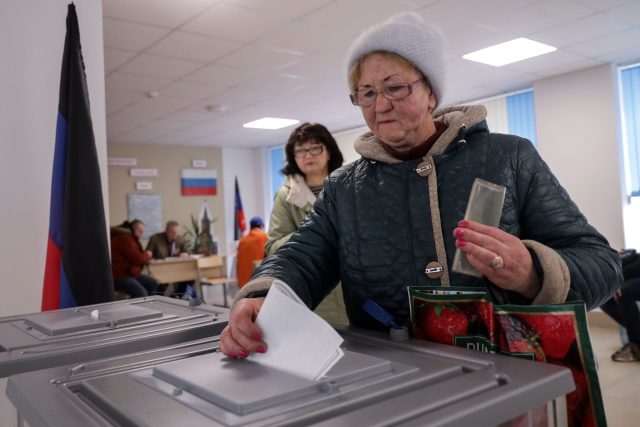 Eine Frau wählt in einem Wahllokal in Mariupol in der russisch kontrollierten Region Donezk im Osten der Ukraine.