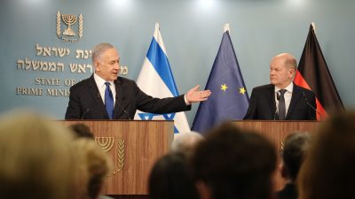 Ministerpräsident Benjamin Netanjahu (l) und Bundeskanzler Olaf Scholz geben in Jerusalem ein gemeinsames Pressestatement.