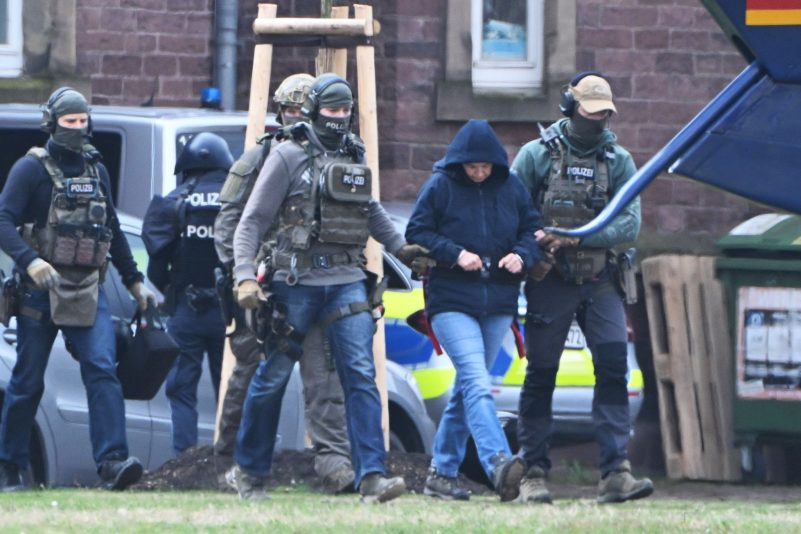 Die frühere RAF-Terroristin Daniela Klette wird nach einem Haftprüfungstermin beim Bundesgerichtshof von Polizisten zu einem Hubschrauber geführt.