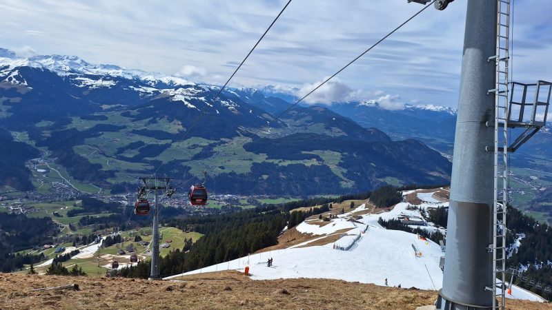 Tirol: Deutsche prallt mit Gleitschirm gegen Seilbahn