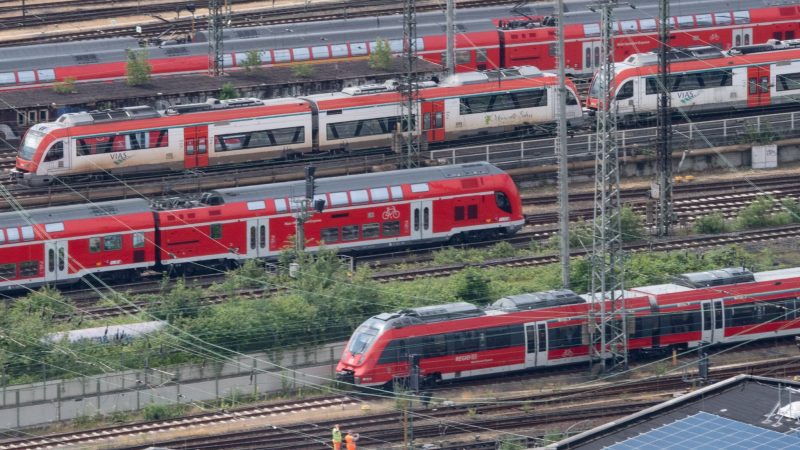 Nahverkehrszüge der Deutschen Bahn auf den Gleisen am Hauptbahnhof Frankfurt. Es scheint so als könnte es bereits in der kommenden Woche eine Einigung zwischen GDL und Bahn geben.