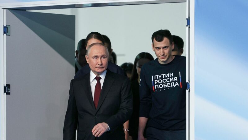 Wladimir Putin (M) ist in Russland seit rund einem Vierteljahrhundert an der Macht.