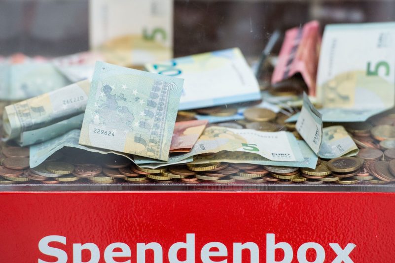 Das Spendenvolumen von Privatleuten in Deutschland ist 2023 nur geringfügig zurückgegangen.