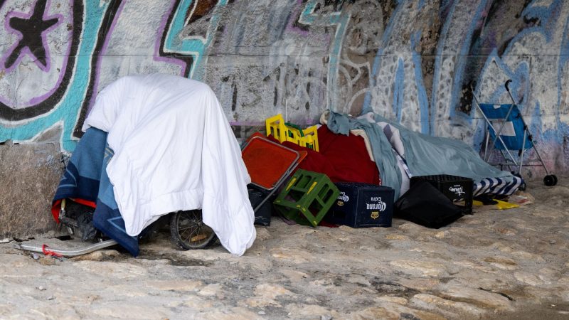 Die Habseligkeiten von einem Obdachlosen liegen am Ufer der Isar unter einer Brücke. Nach Ansicht des Europarats muss Deutschland bei der Bekämpfung von Armut, Wohnungsnot und Ausgrenzung behinderter Menschen deutlich mehr tun.