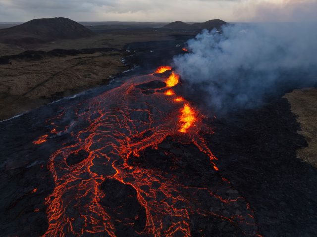 Auf Island ist zum vierten Mal in vier Monaten ein Vulkan ausgebrochen. Die Eruptionsspalte ist immer noch aktiv.