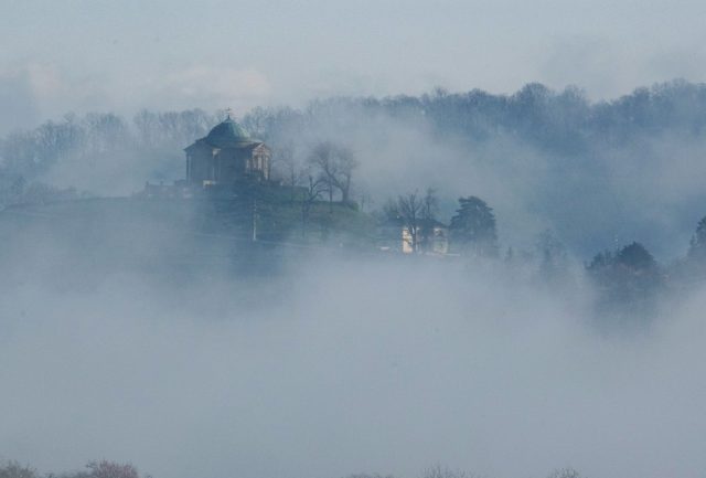 Nebelschwaden ziehen am Morgen um die Grabkapelle am Württemberg in Stuttgart auf.