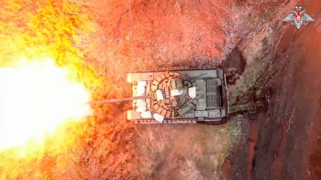 Ein russischer Panzer feuert aus einer Position nahe der Grenze zur Ukraine in der russischen Region Belgorod seine Kanone auf ukrainische Truppen ab.