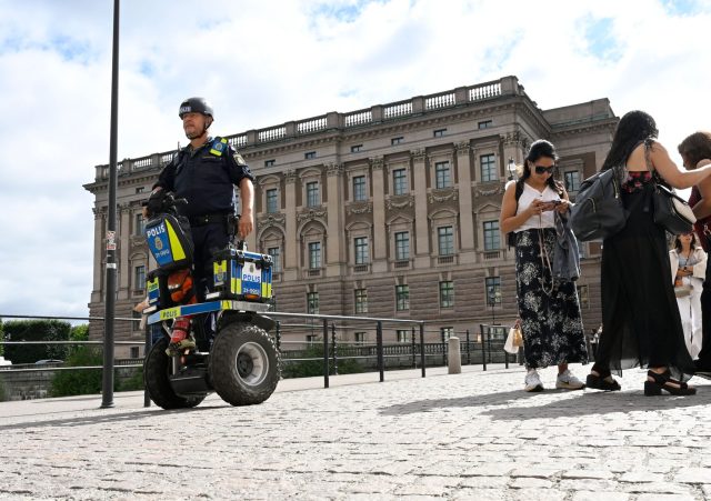 Ein Polizist patrouilliert vor dem schwedischen Parlament Riksdagen: Zwei mutmaßliche Islamisten hatten einen Anschlag auf das Gebäude geplant.