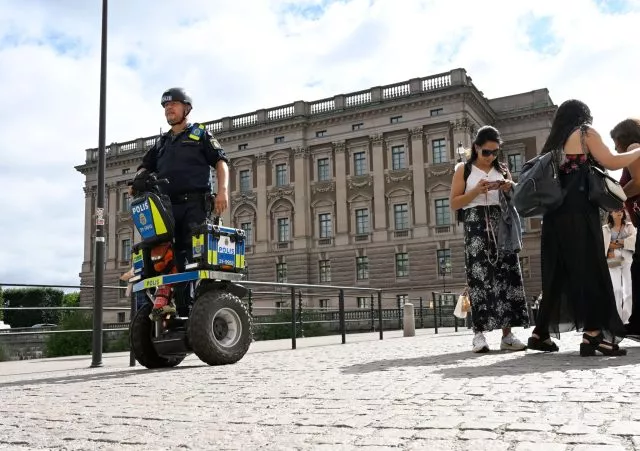 Ein Polizist patrouilliert vor dem schwedischen Parlament Riksdagen:&nbsp;Zwei mutmaßliche Islamisten hatten einen Anschlag auf das Gebäude geplant.
