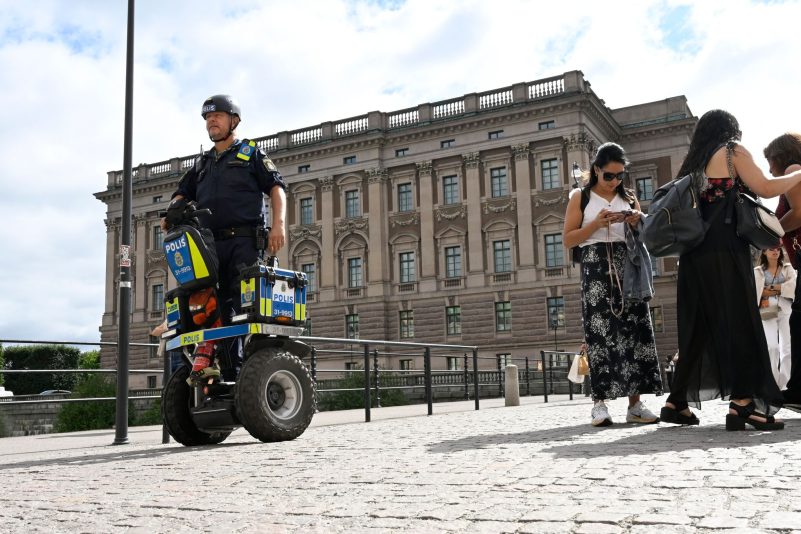 Ein Polizist patrouilliert vor dem schwedischen Parlament Riksdagen: Zwei mutmaßliche Islamisten hatten einen Anschlag auf das Gebäude geplant.