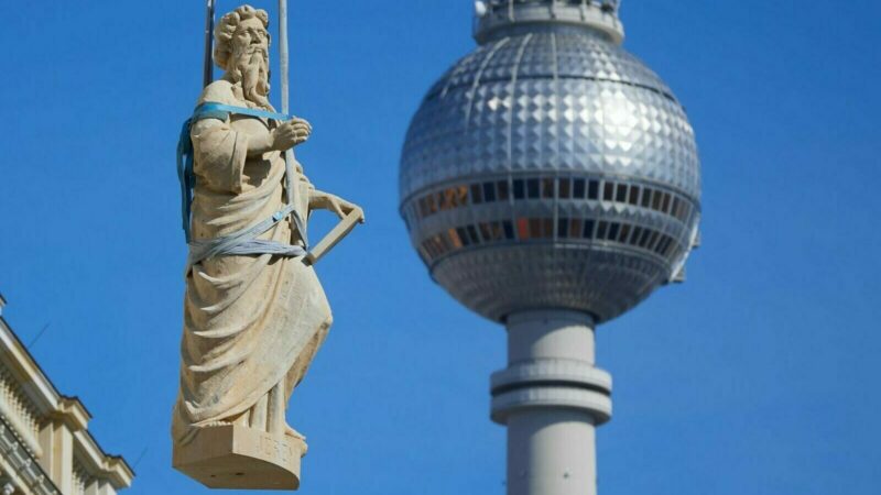Heilige Montage: Eine steinerne Skulptur des Propheten Jeremias wird in Berlin auf das Dach des Humboldt Forums gehoben. Insgesamt acht biblischen Propheten zieren die Kuppel-Balustrade des Gebäudes.