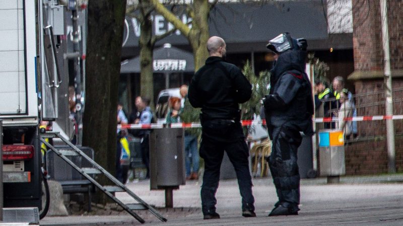 Einsatzkräfte in einem abgesperrten Bereich in der Innenstadt von Bochum.