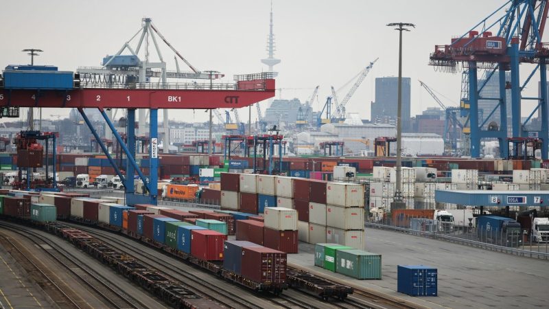 Container werden auf dem Terminal Tollerort der Hamburger Hafen und Logistik AG (HHLA) umgeschlagen.