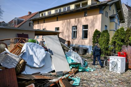 Mit Ramme und 130 Polizisten: Clan-Villa an Staat übergeben