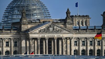 Blick vom Bundeskanzleramt auf die Kuppel von dem Reichstagsgebäude mit dem Bundestag. Der Bundestag hat das Digitale-Dienste-Gesetz beschlossen.