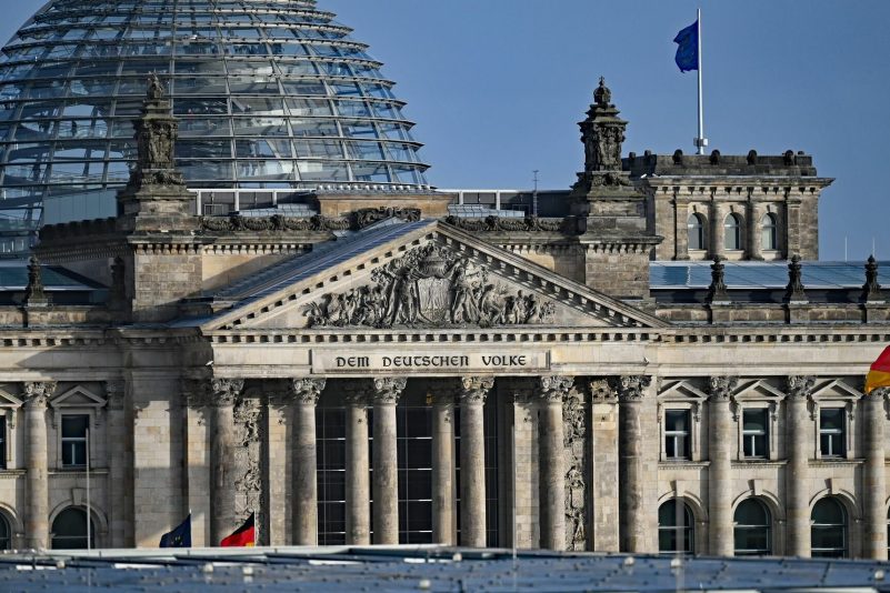 Blick vom Bundeskanzleramt auf die Kuppel von dem Reichstagsgebäude mit dem Bundestag. Der Bundestag hat das Digitale-Dienste-Gesetz beschlossen.