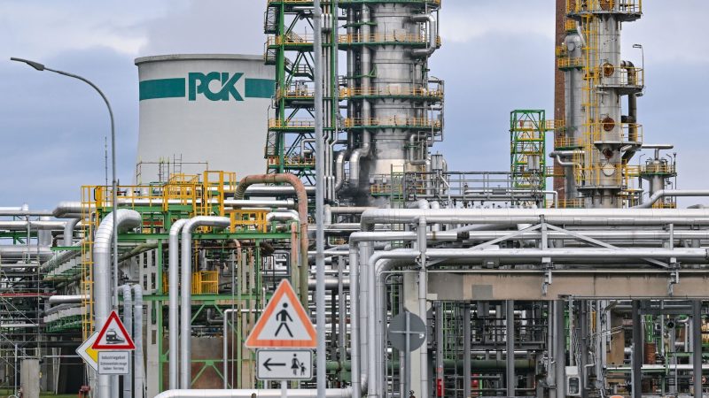 Die Pipeline soll ausgebaut werden, um mehr Tankeröl vom Hafen Rostock in die riesige Raffinerie zu bringen.