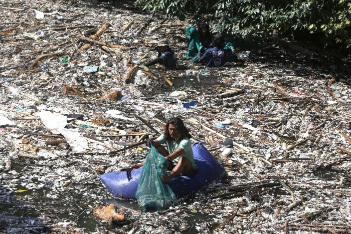 Ein Freiwilliger sammelt in Pecatu auf Bali Müll aus einem Fluss. Während der Monsunzeit sind einige Flüsse mit Plastikmüll und Unrat übersät. Lokale Behörden und Gemeinden drängen auf ernsthafte Maßnahmen zur Säuberung.