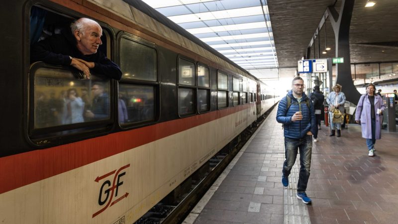 Ein Passagier an Bord des neuen Nachtzuges, der zwischen Berlin, Amsterdam und Brüssel verkehrt, schaut aus einem Zugfenster.