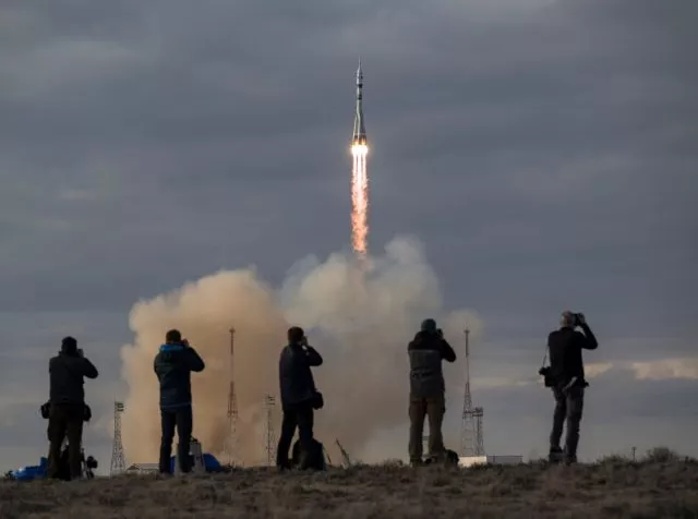 Abflug vom Weltraumbahnhof Baikonur in Kasachstan: Zwei Raumfahrerinnen aus Belarus und den USA sind gemeinsam mit einem russischen Kosmonauten zur Internationalen Raumstation (ISS) gestartet.