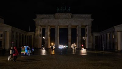 Berlin beteiligt sich an der weltweiten Aktion «Earth Hour» und schaltet das Licht am Brandenburger Tor aus.