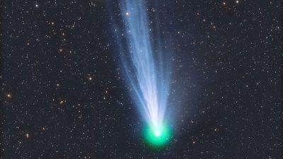 Komet mit schimmerndem Schweif am Abendhimmel zu sehen
