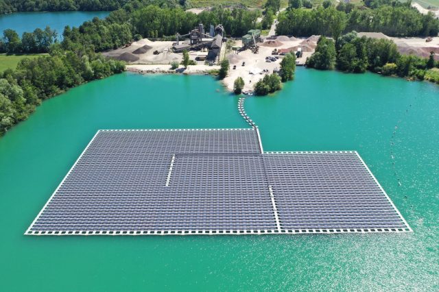 Eine schwimmende Photovoltaik-Anlage auf einem Baggersee. Bis 2045 soll Deutschland klimaneutral werden. Der Umbau der deutschen Energieversorgung soll höchste Priorität haben.