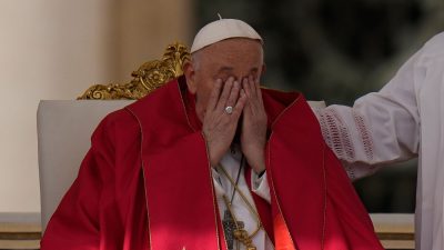 Papst sagt kurzfristig Teilnahme an Kreuzweg-Prozession am Kolosseum ab