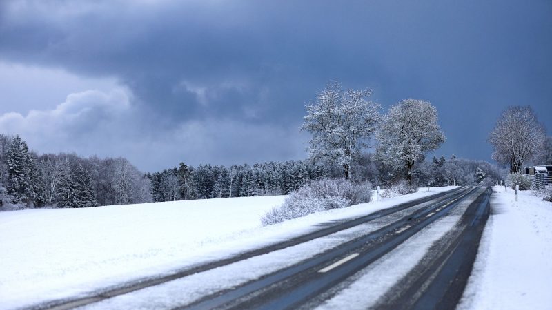 Auf der Schwäbischen Alb hat es über Nacht geschneit - ab 700 Metern blieb der Schnee sogar liegen.