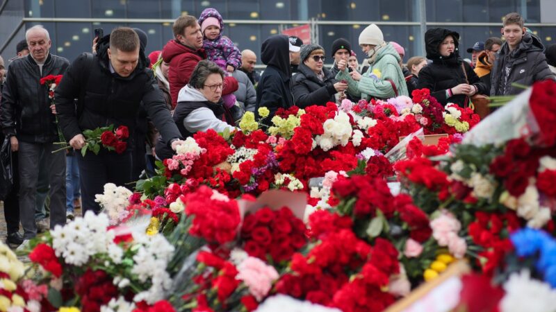 Ein Meer aus Blumen und Karten: Passanten trauern um die Opfer des Terroranschlags in der Crocus City Hall bei Moskau.